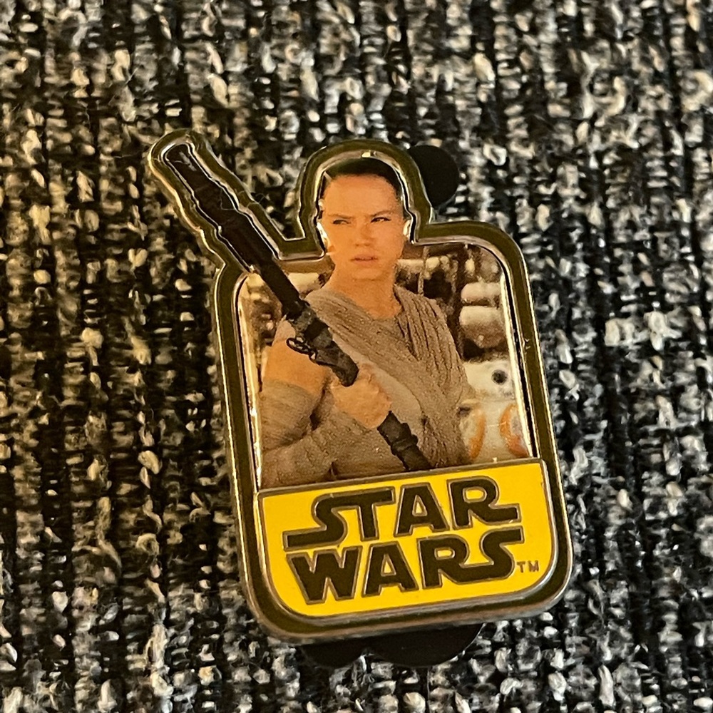 2015 Disney Star Wars The Force Awakens Rey Pin Limited Edition